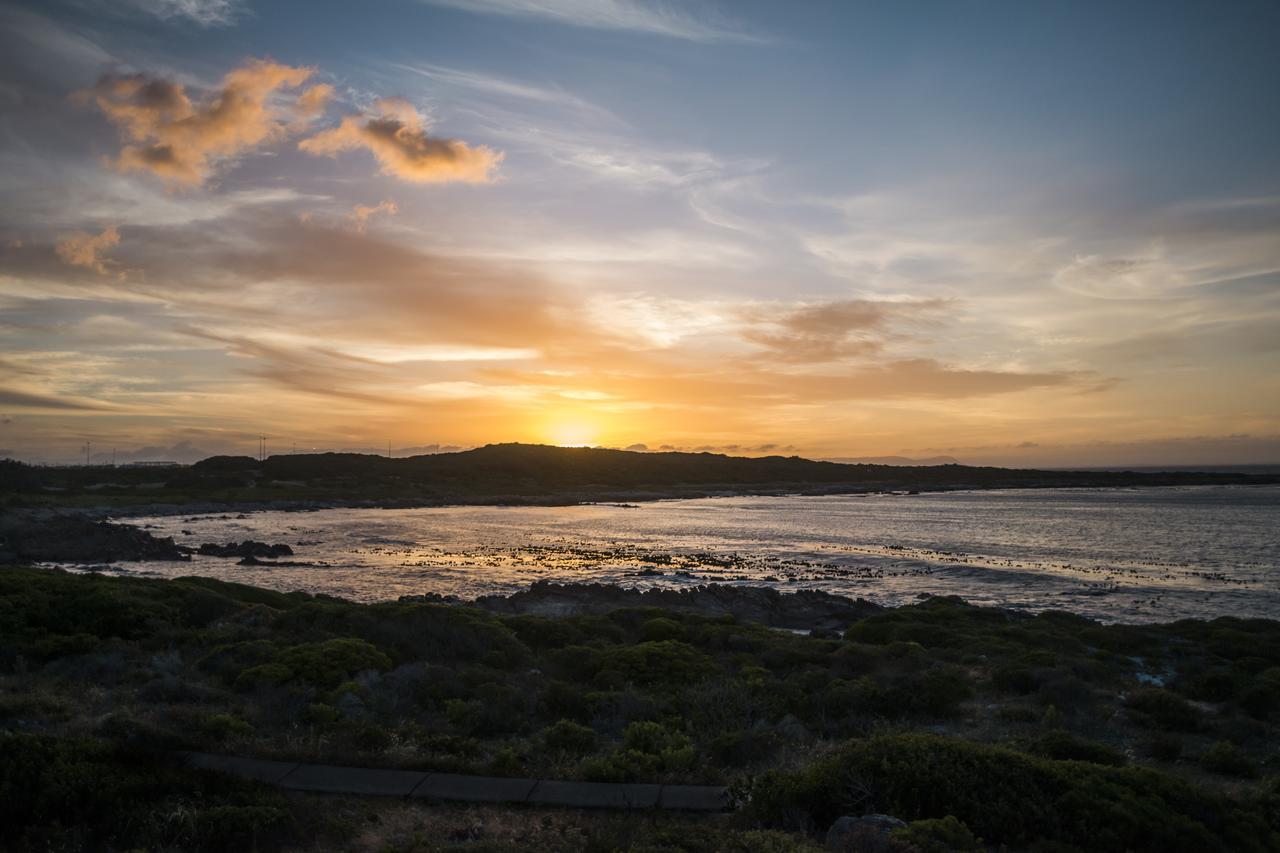 Schulphoek Seafront House Hermanus Exterior photo Sunset over the bay