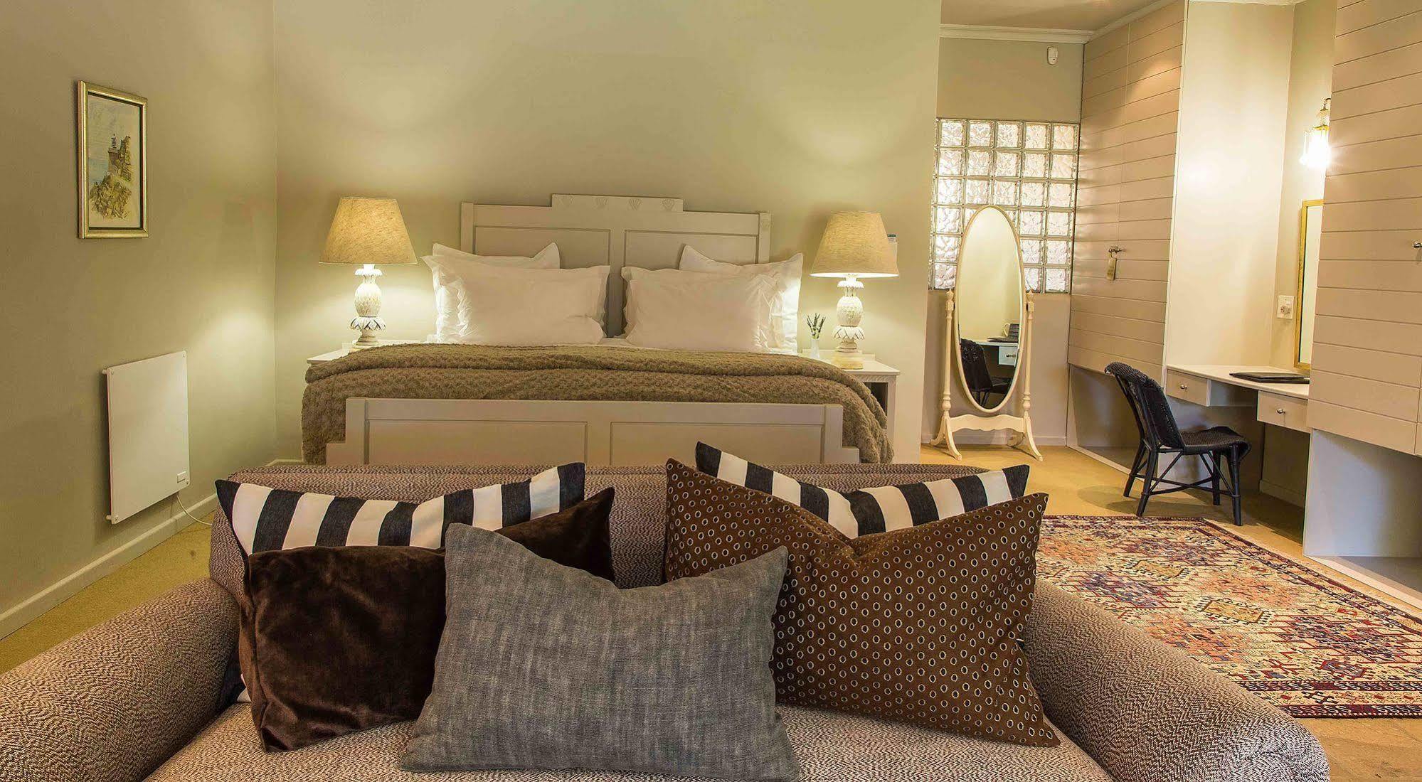 Schulphoek Seafront House Hermanus Exterior photo A bedroom with cushions